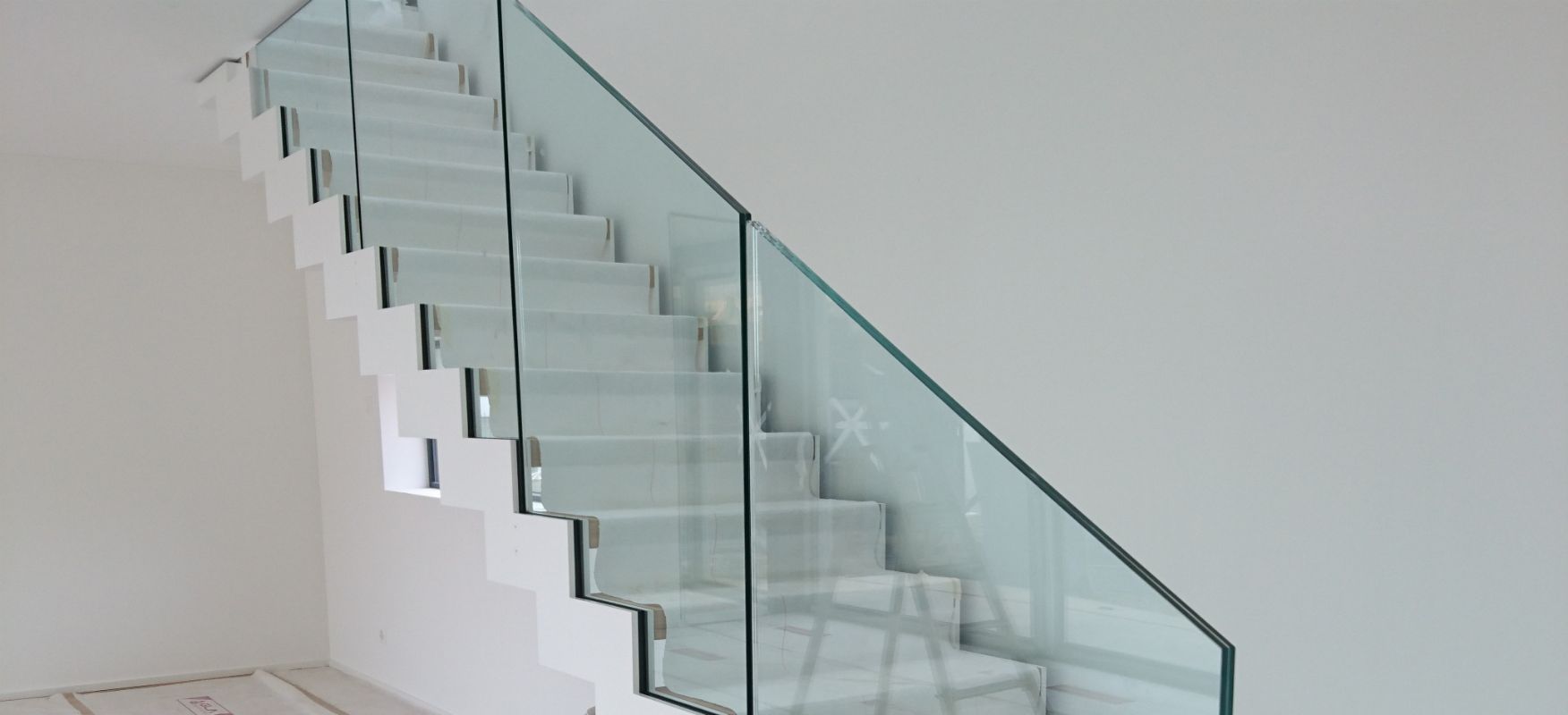 Escalier interne avec parapet en verre.